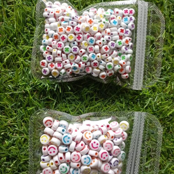 PLASTIC SMILE BEADS